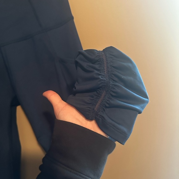 Navy Blue athletic leggings! Pockets and scrunched bottom! Size: Small - Picture 3 of 4